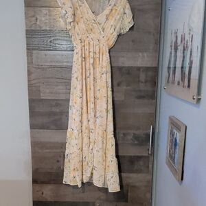 Chic Floral Cream Maxi Dress